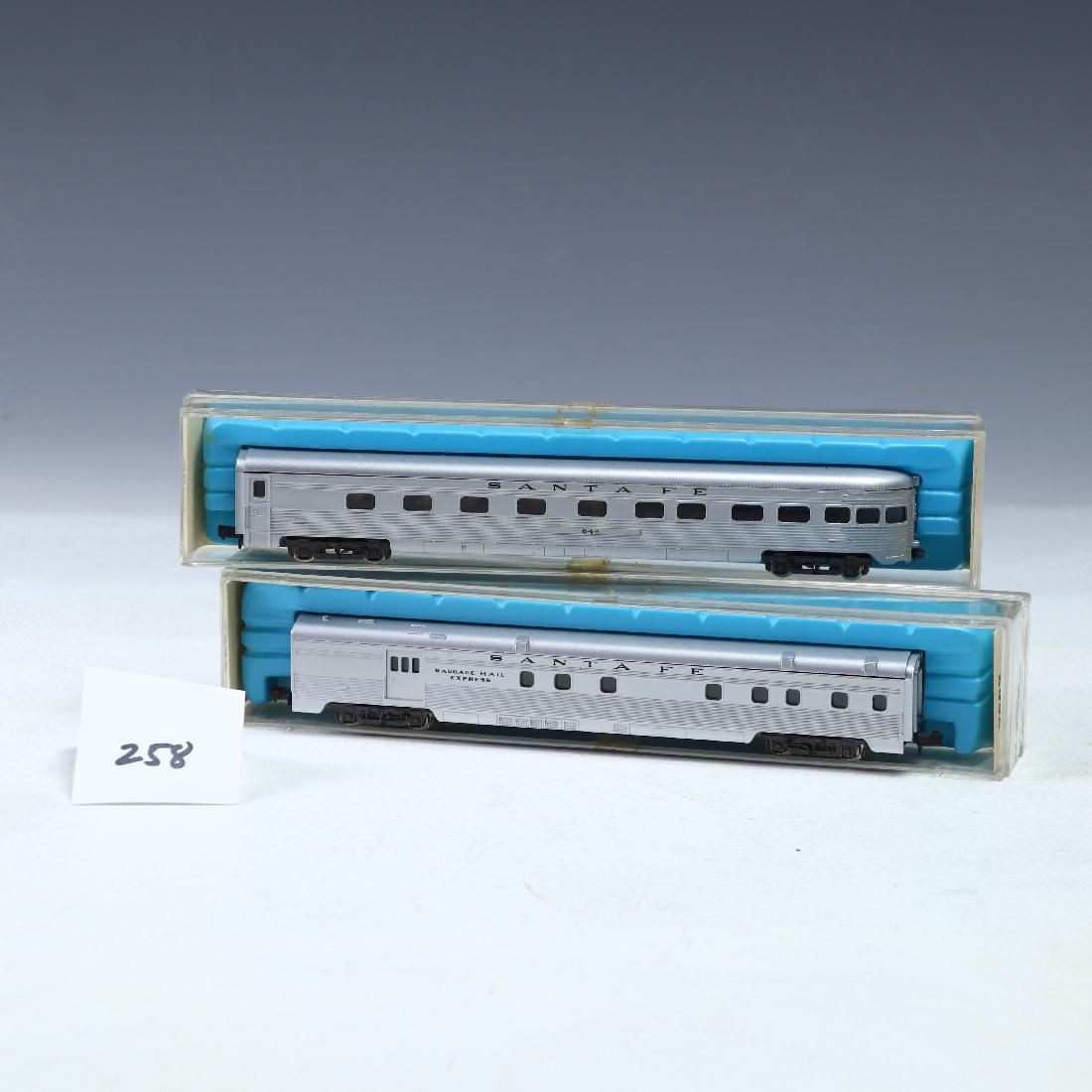 Lot of Atlas N scale Santa Fe passenger cars: Lot of Atlas N scale Santa Fe passenger cars, two back to back N scale passenger car