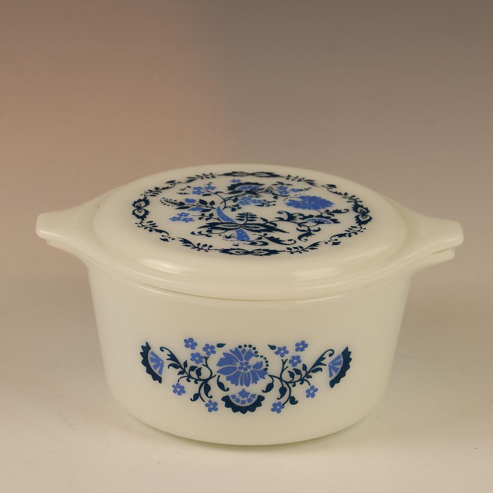 Vintage Pyrex 1 qt dish with lid: Vintage Pyrex 1 qt dish with lid, colors are blue,white and teal