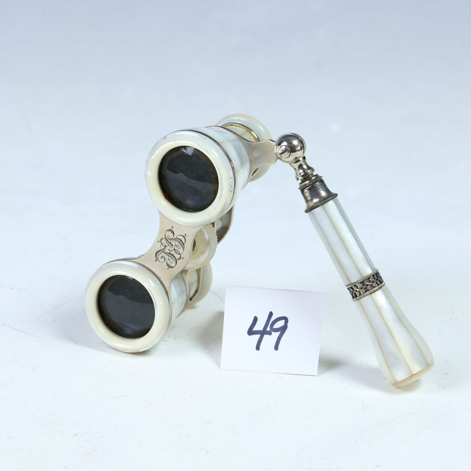 Antique La Reine Paris mother of pearl opera binoculars (1 of 2)