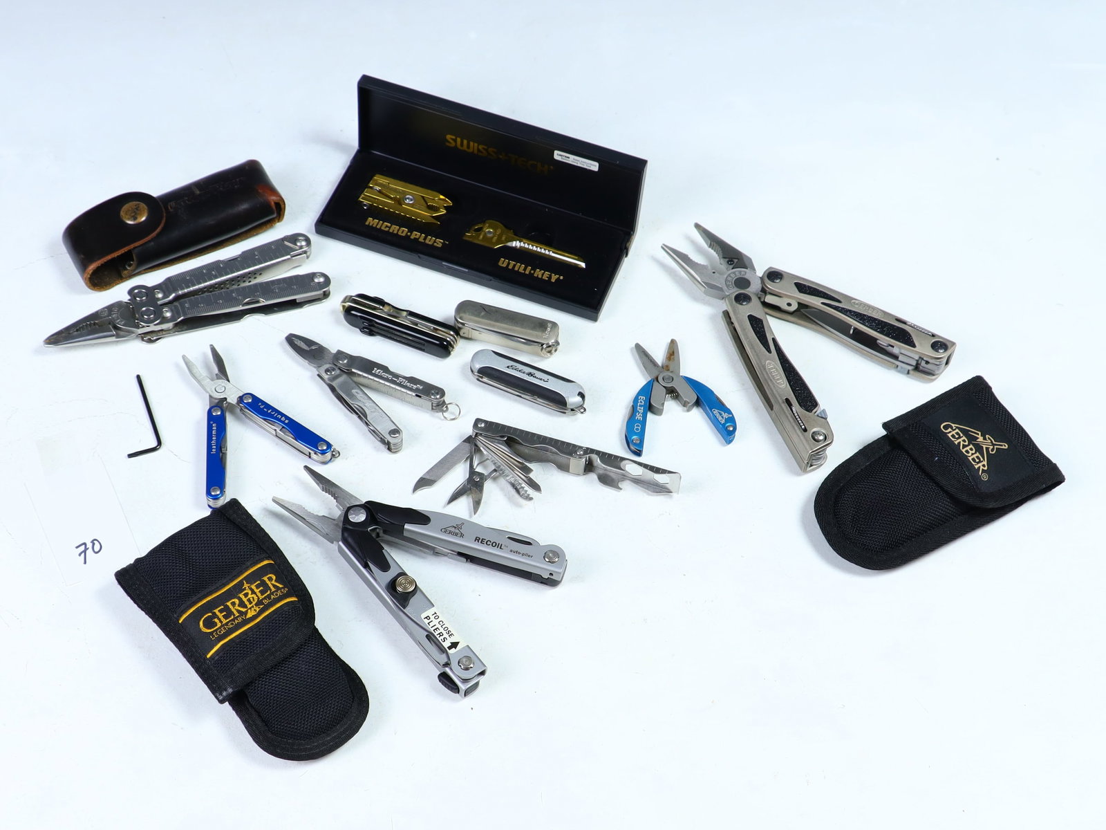Vintage lot of pocket knives: Vintage lot of pocket knives, makers are Kowell, Gerber, Swiss tech, Power Play, Dakota, Coast, Squirt, Fiskars, and Eddie Bauer