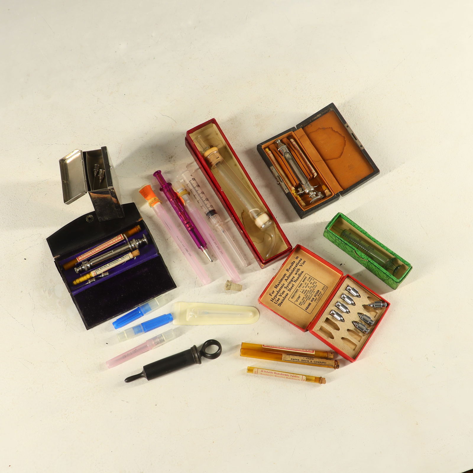 Lot of Vintage Medical Metal and Glass Syringes with needle tips (1 of 2)