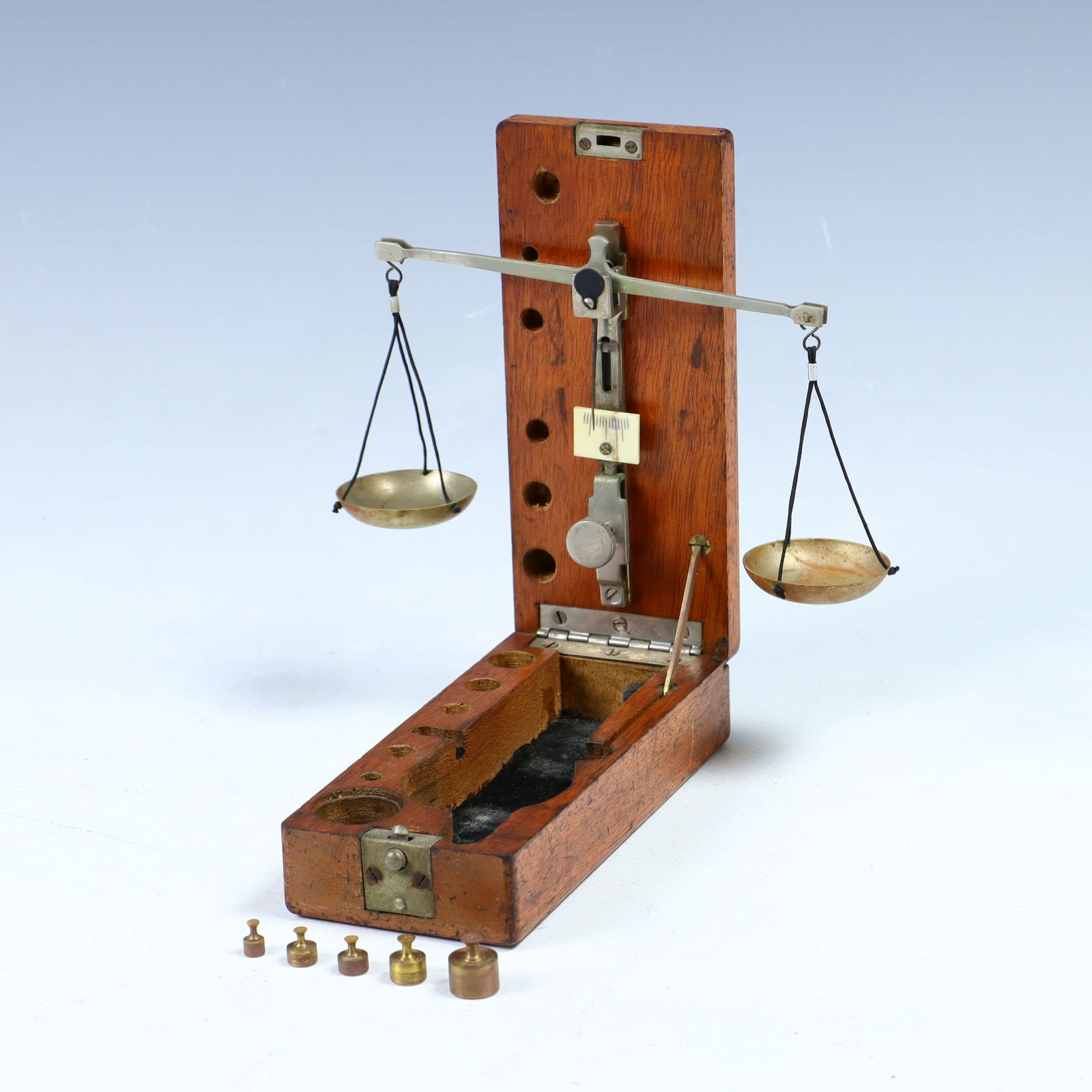 Antique portable balance beam scale in original wooden box: Antique portable balance bean scale in original wooden box 6X2.5X1.5 inches box