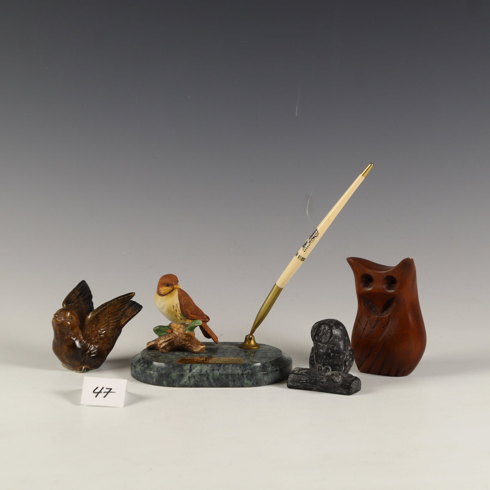 Lot of animal sculptures and a pen: Lot of animal sculptures, and a pen 2.5-4.5 inches tall