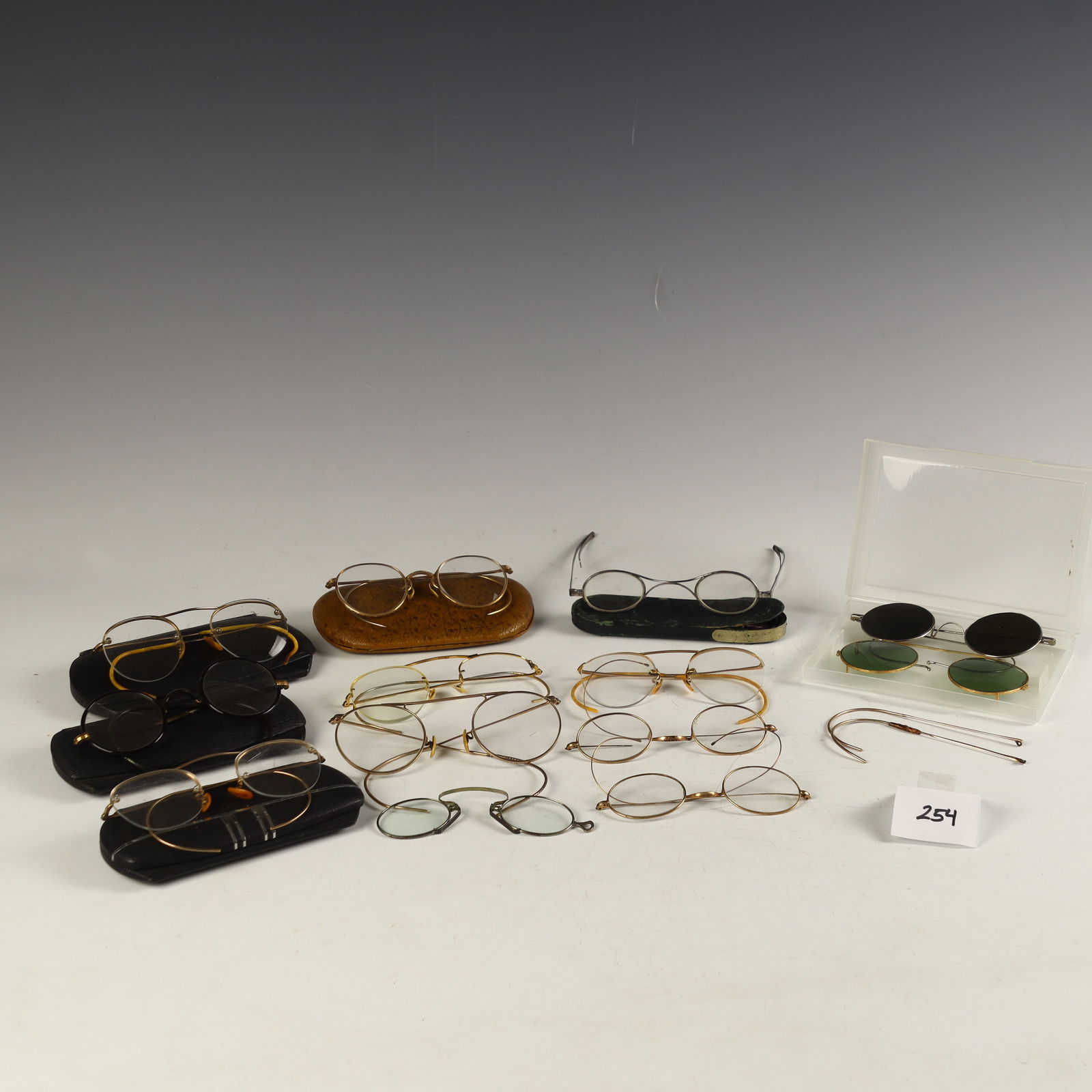 Lot of vintage/antique reading glasses: Lot of vintage/antique reading glasses