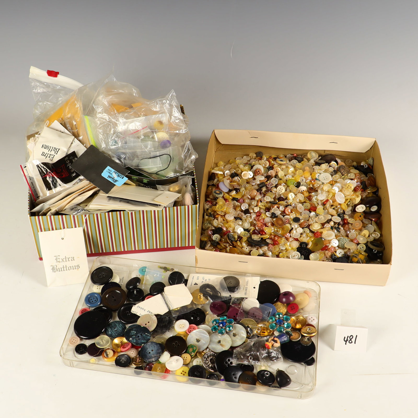 Lot of vintage buttons: Lot of vintage buttons