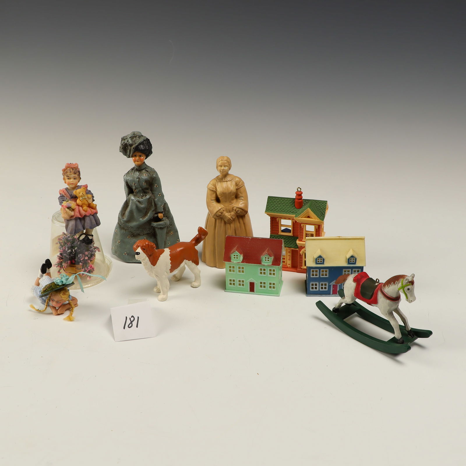Lot of vintage dollhouse miniatures (1 of 1)