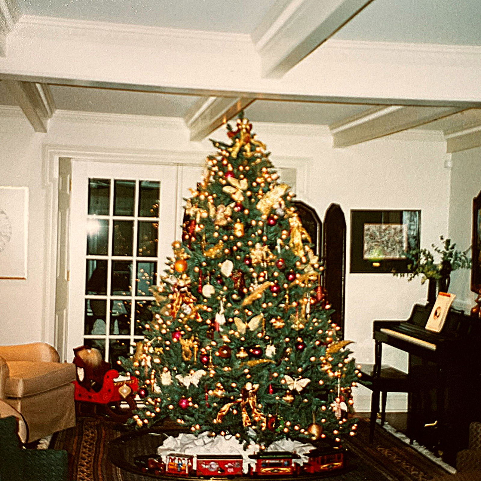 Complete tall Christmas tree (1 of 3)