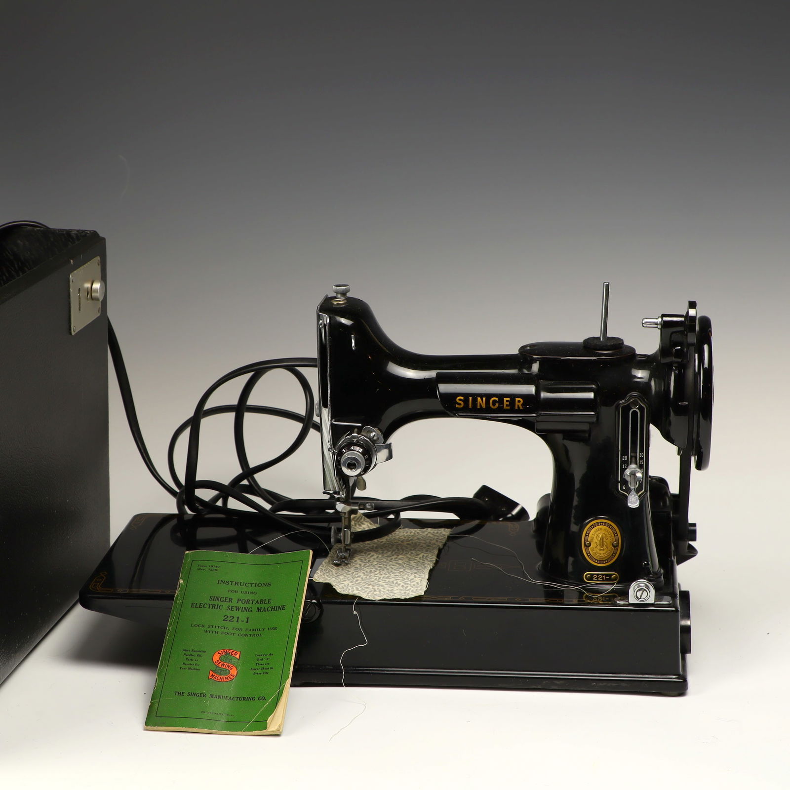 Singer sewing machine in original box (1 of 4)