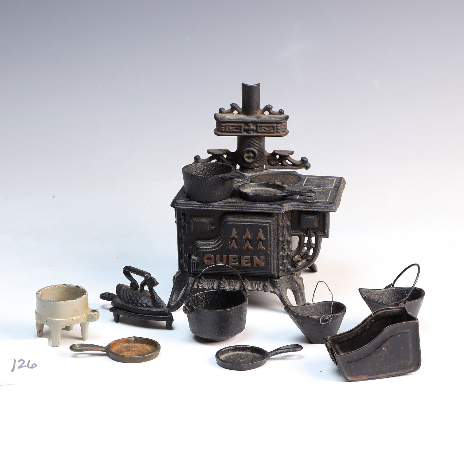 Miniature Doll Cast iron stove (1 of 2)