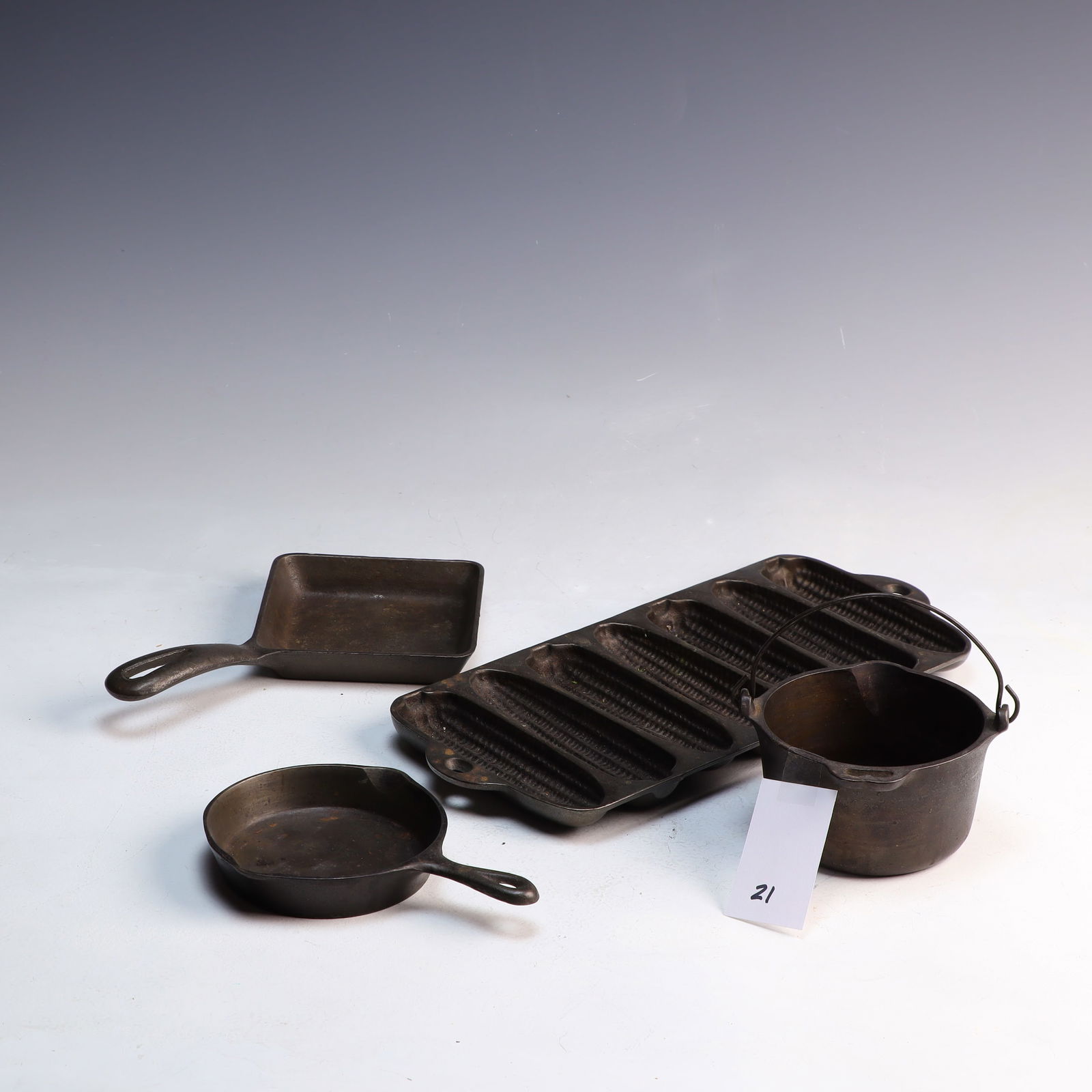 Cast Iron Lot: Cast Iron Lot, egg skillet, 2 mini Wagner Ware Sidney pot and pan, and a corn pan 13X6 inches