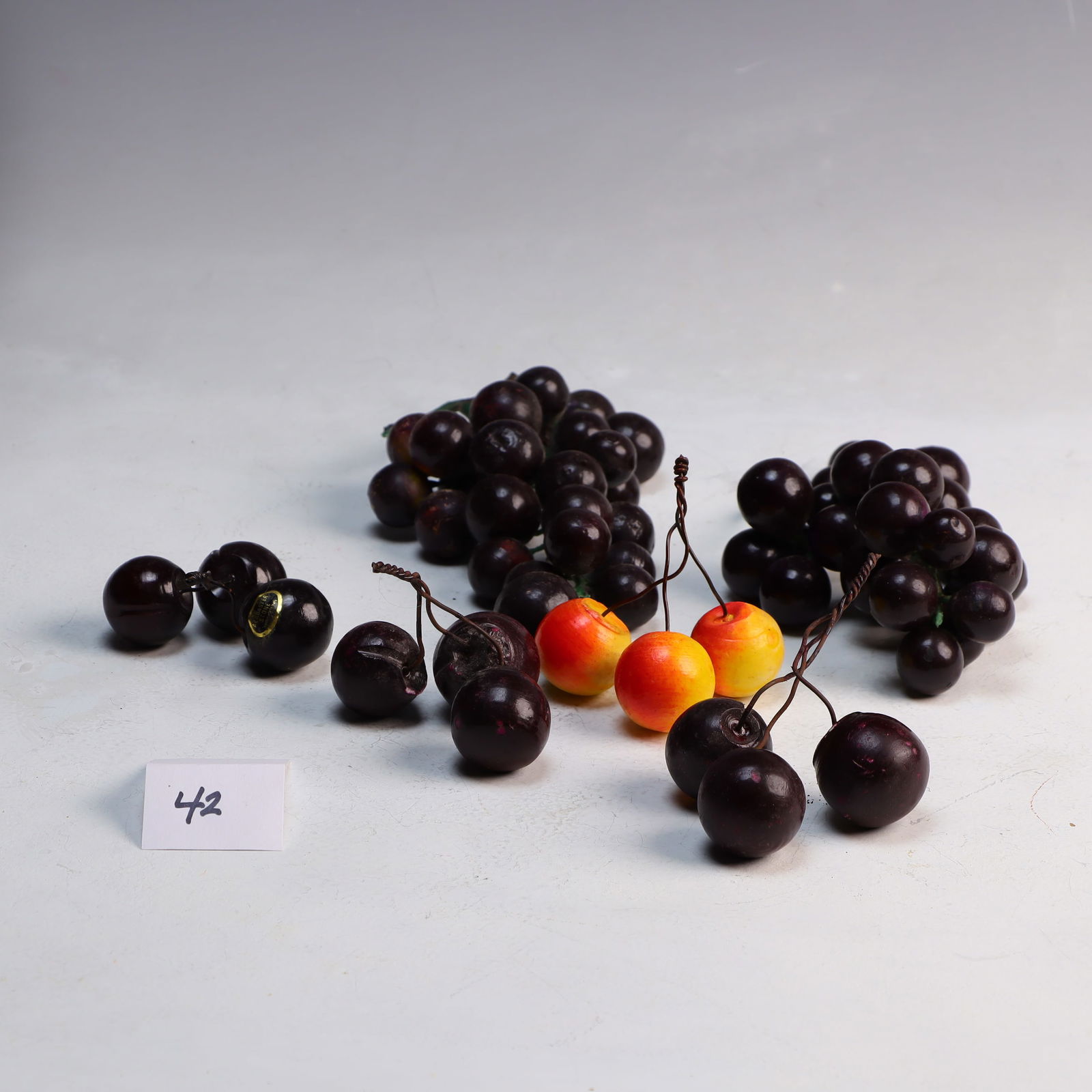 Lot of vintage handpainted Alabaster grapes and cherries sculptures: Lot of vintage handpainted Alabaster grapes and cherries sculptures