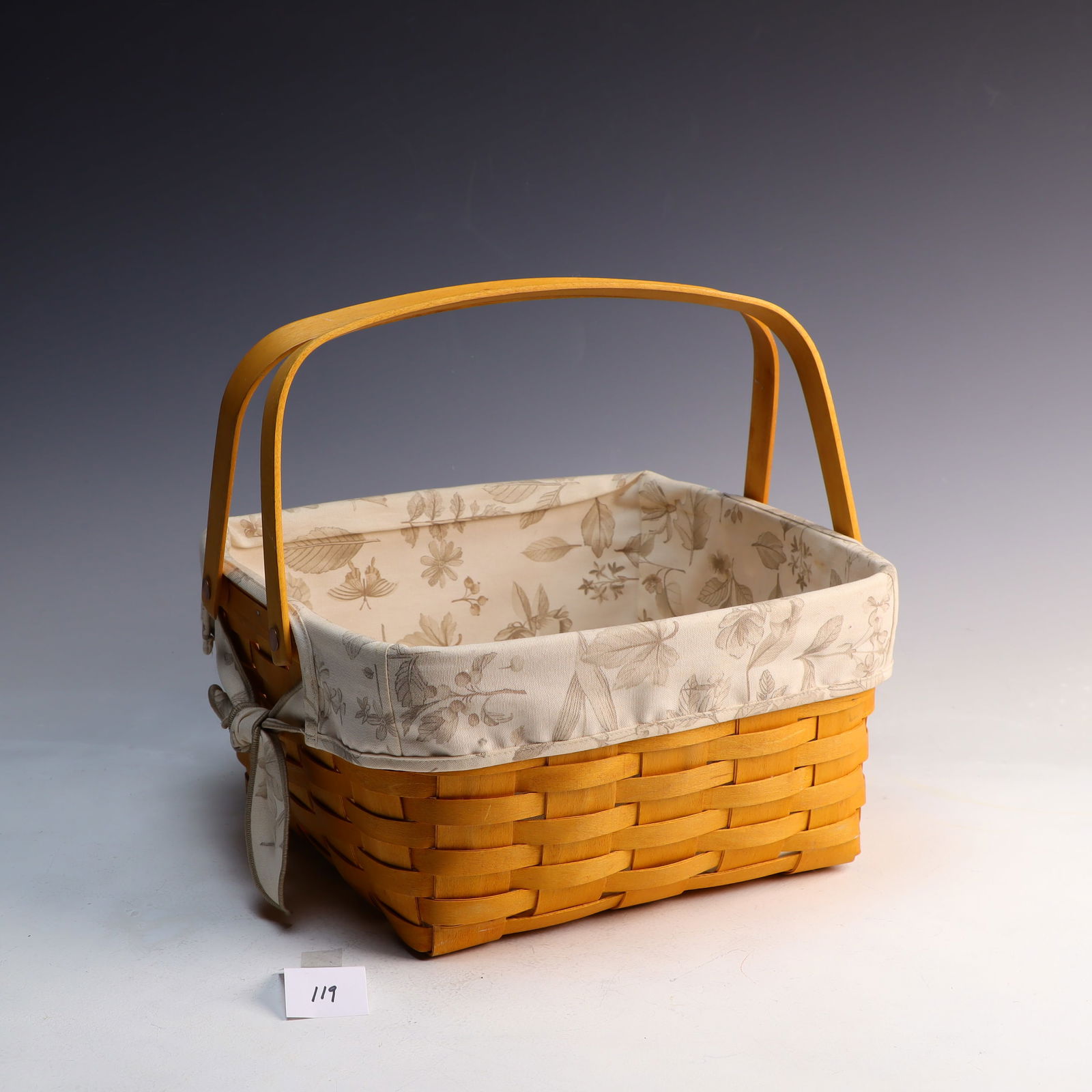 Large Longaberger basket with fabric lining signed (1 of 4)