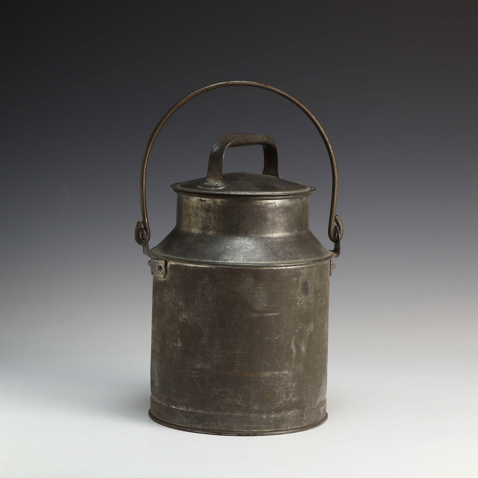 Antique tin ware milk can with handle: Antique tin ware milk can with handles 11X7 inches