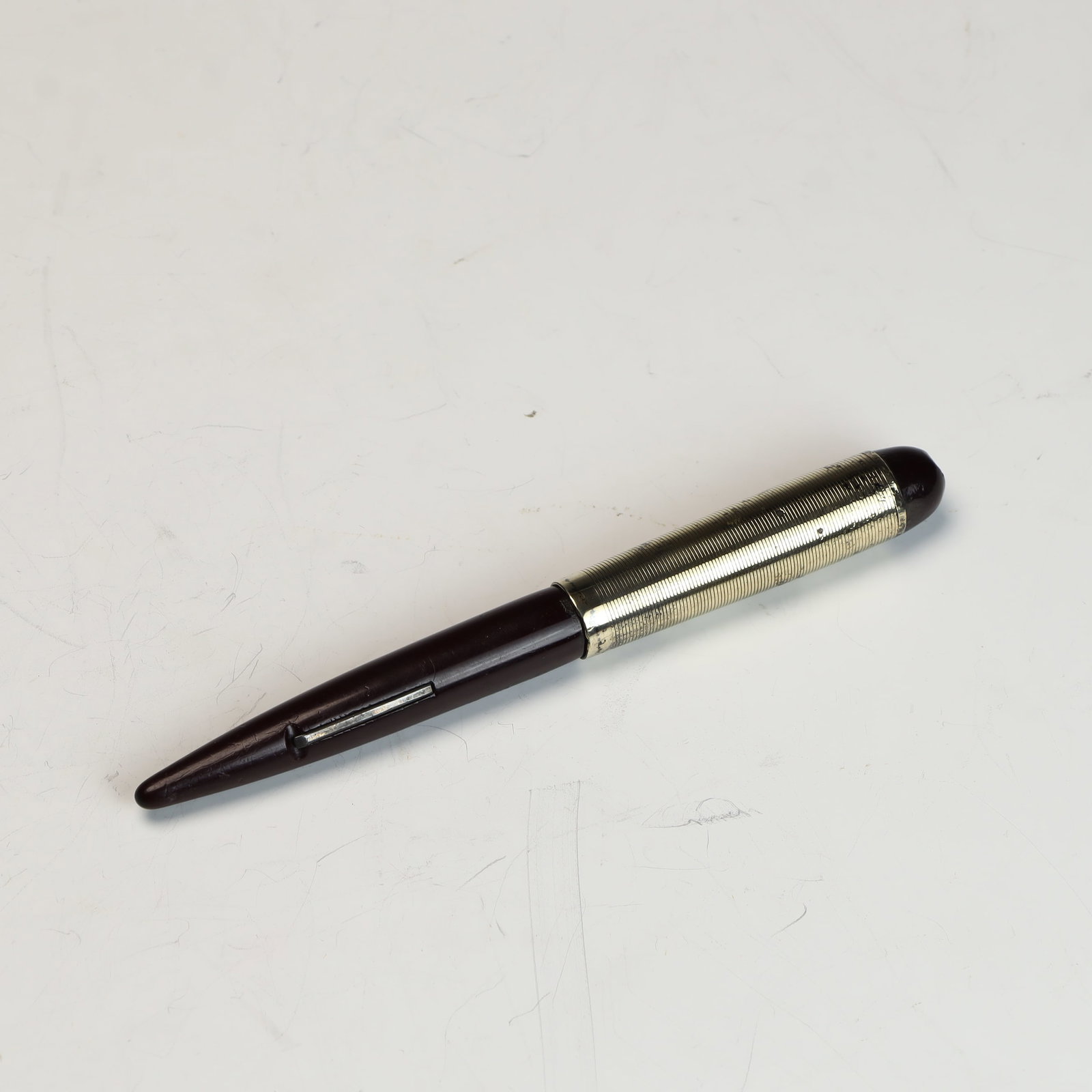 Vintage Eversharp 14K gold nib pen: Vintage Eversharp 14K gold nib pen, cap is 14k gold filled, burgundy, 5 inches length