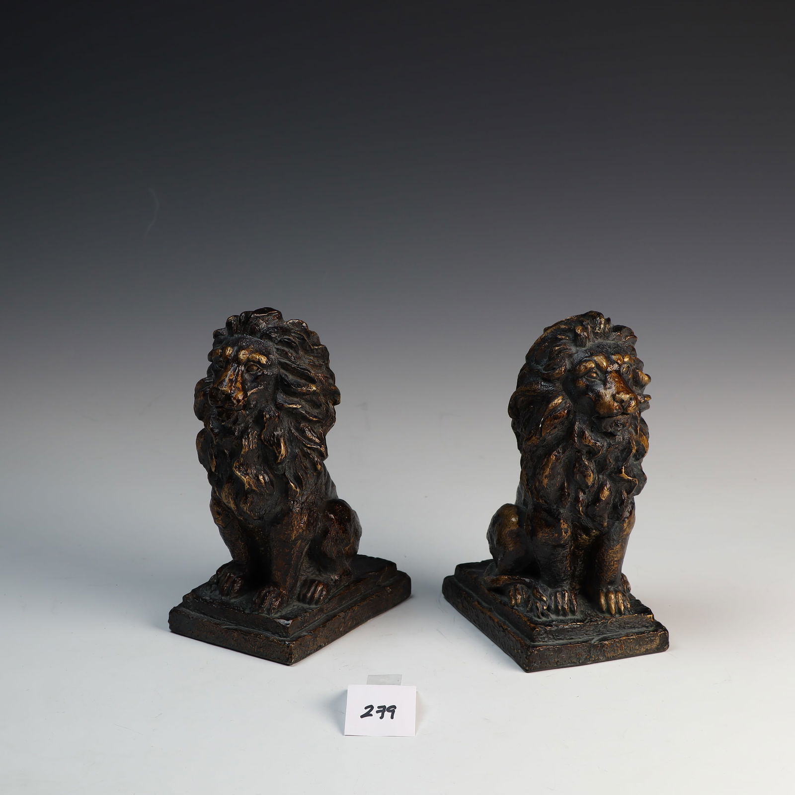 A set of lion bookends: A set of lion bookends 8X5X3.5 inches