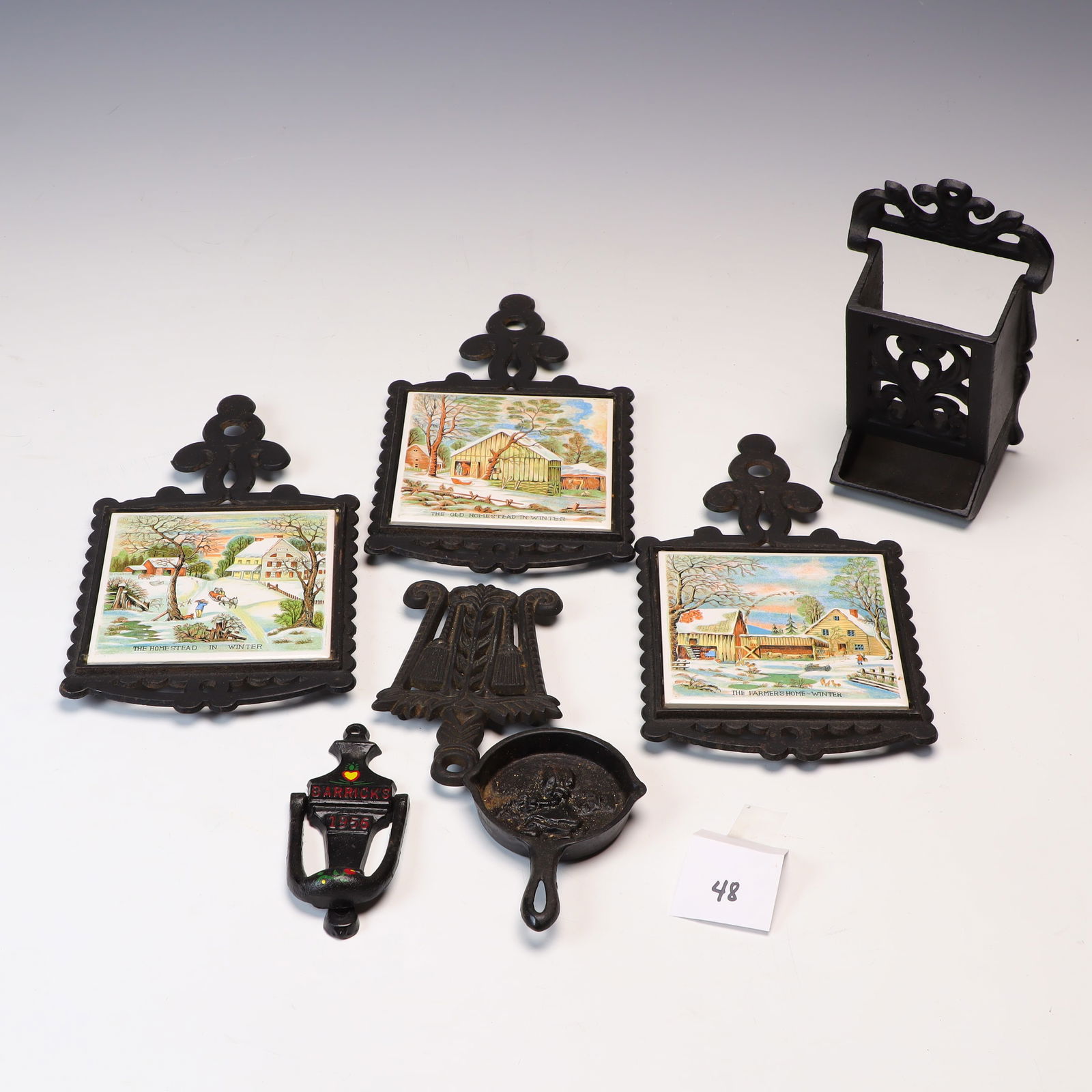 Cast iron lot: Cast iron lot, trivets size 9.5X5 inches