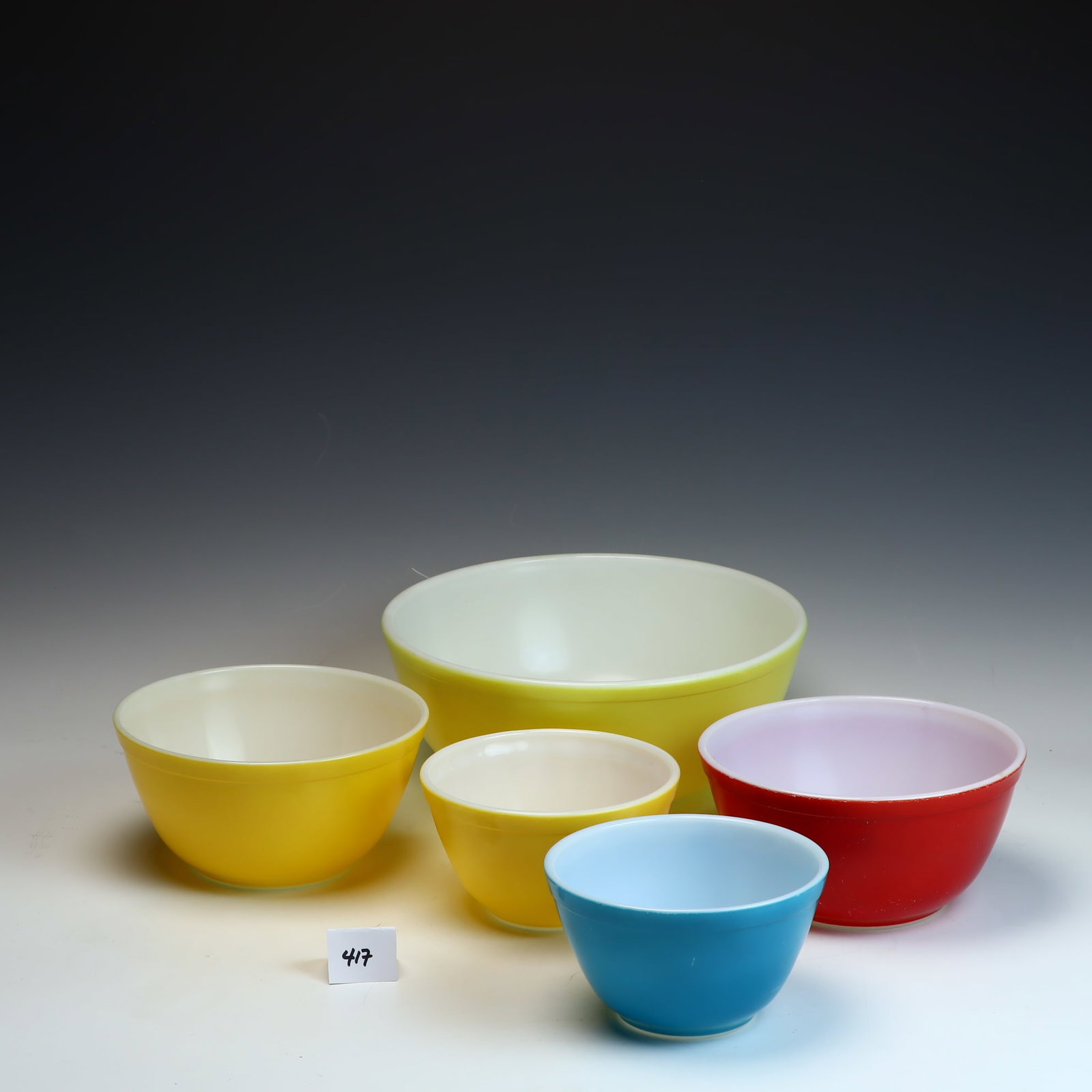 Five vintage Pyrex bowls: Five vintage Pyrex bowls