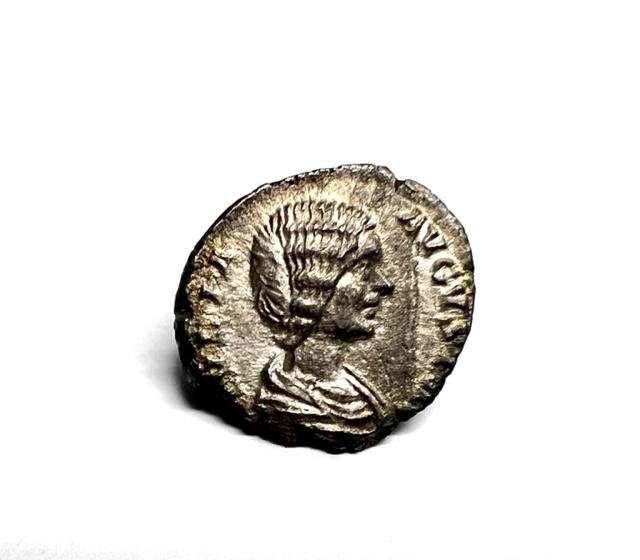 Ancient Roman Silver Denarius JULIA DOMNA. (1 of 2)