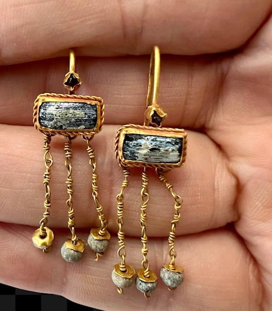 Ancient Roman Gold Earring. (1 of 3)