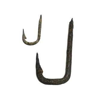 2 Roman bronze fish hooks: 2Roman bronze fish hooks, 1st - 2nd Century AD. Nice sharp barb and attractive patination. Size: 6 cm - 3 cm Ex private NY collection.