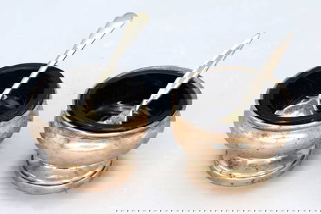 Pair Of Sterling And Glass Inserts Salt Cellars With Spoons, Mid Century, With Hallmarks: A Lot Of Two Sterling Silver Salt Cellars With Spoons. Salt Shakers With A Ribbed Upper Edge And Removable Inner Bowls Of Black Color, Close To A Spherical Body. Raised On Feet. Supplemented With