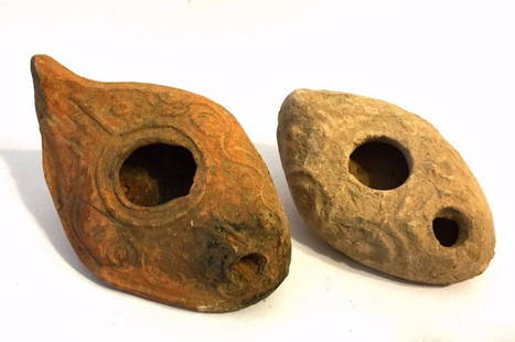 2 Roman clay oil lamp.: 2 Roman clay oil lamp, 100 AD-300 AD , nice decoration and patina, intact .Size : 10.5 cm x 6.2 cm 8 cm x 5 cm.