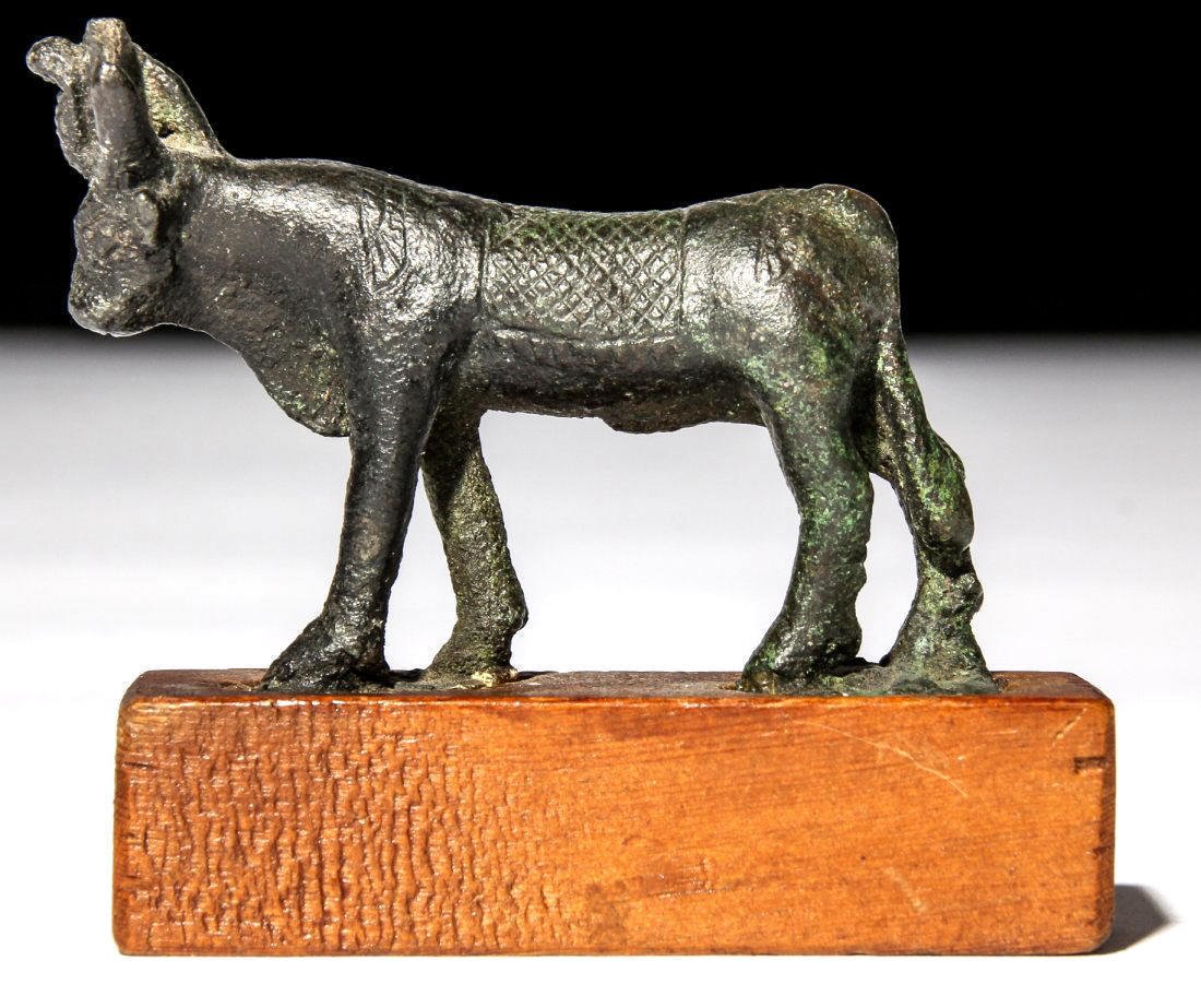 Ancient Egyptian Bronze Apis Bull .: Ancient Egyptian Bronze Apis Bull Circa 664-525 B.C , Size : 7 cm x 4 cm ( 7cm x 6cm overall) Provenance: Ex praivate Philadelphia collector .