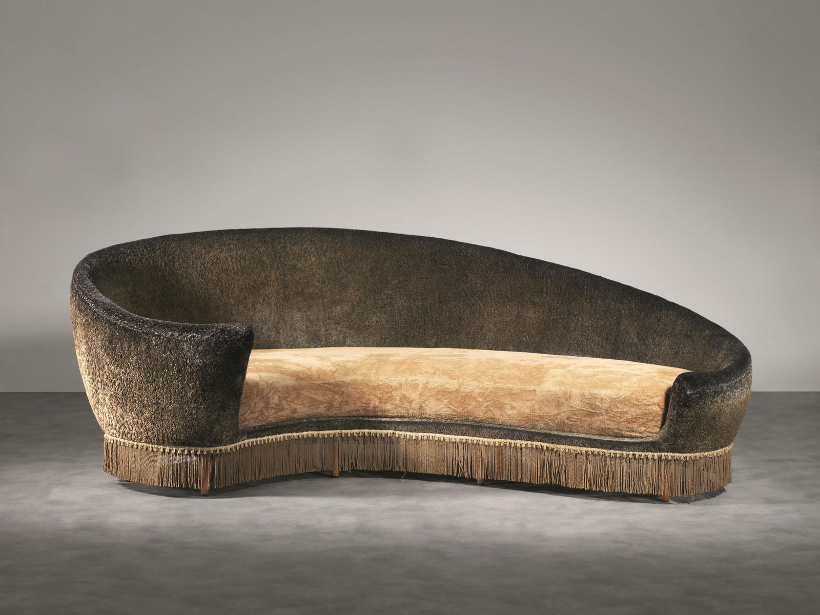 Federico Munari (attivo nel sec. XX) Divano con: Federico Munari (attivo nel sec. XX) Divano con struttura in legno imbottito e rivestito in tessuto nei toni del verde e del senape, zampe troncoconiche in legno Produzione, Italia, 1950 circa cm 230x