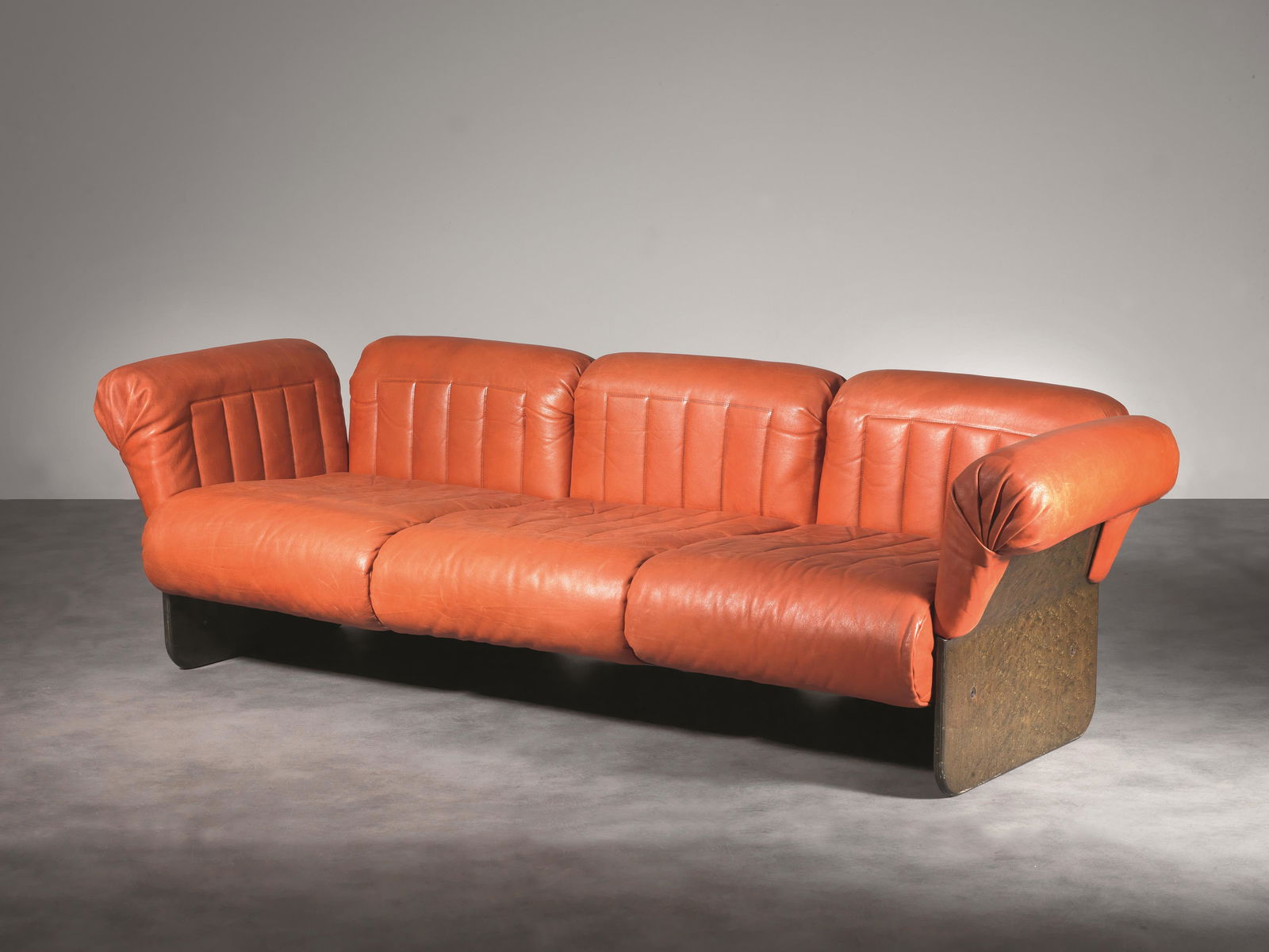 Superstudio Divano modello SEATING SYSTEM struttura in: Superstudio Divano modello SEATING SYSTEM struttura in acciaio e compensato curvato laminato in radica, braccioli e schienali estraibili in abs imbottiti e rivestiti in pelle, cuscini imbottiti e rive