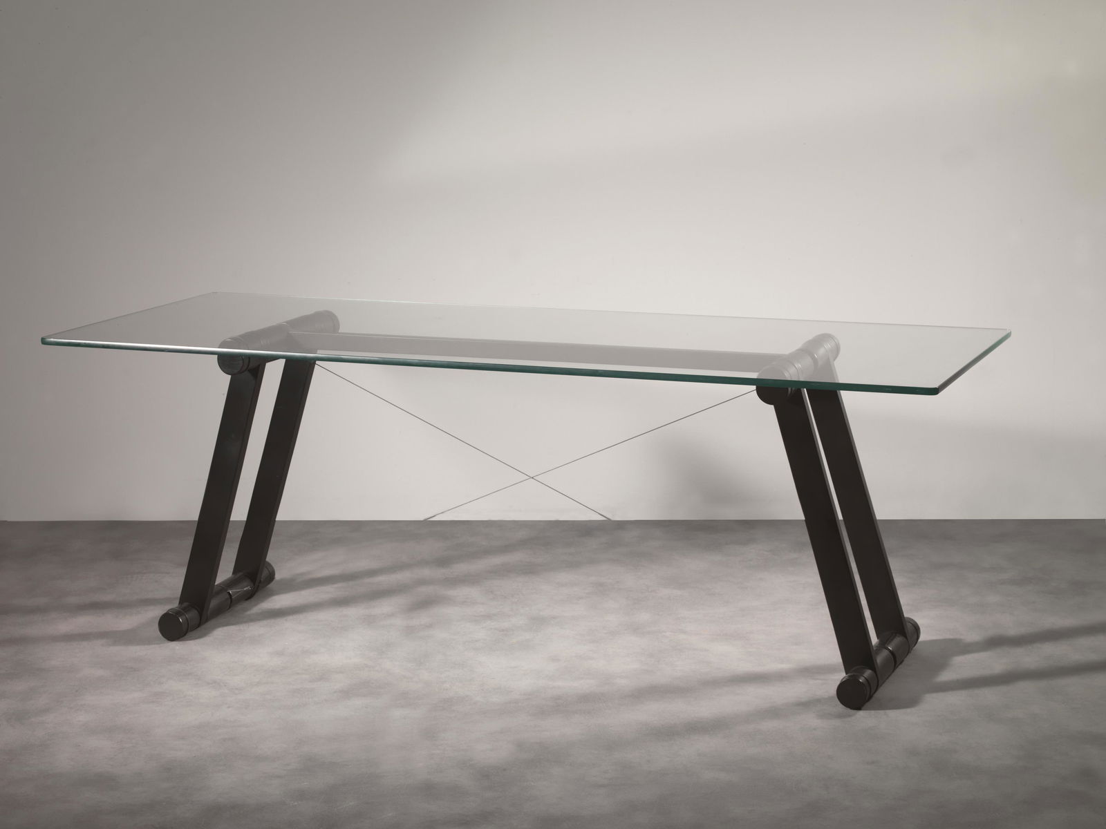 Superstudio Tavolo modello TESO struttura in legno,: Superstudio Tavolo modello TESO struttura in legno, tiranti in acciaio e piano in cristallo molato Produzione Giovannetti, Italia, 1977 cm 200x80x71 A «TESO» TABLE, WOODEN STRUCTURE