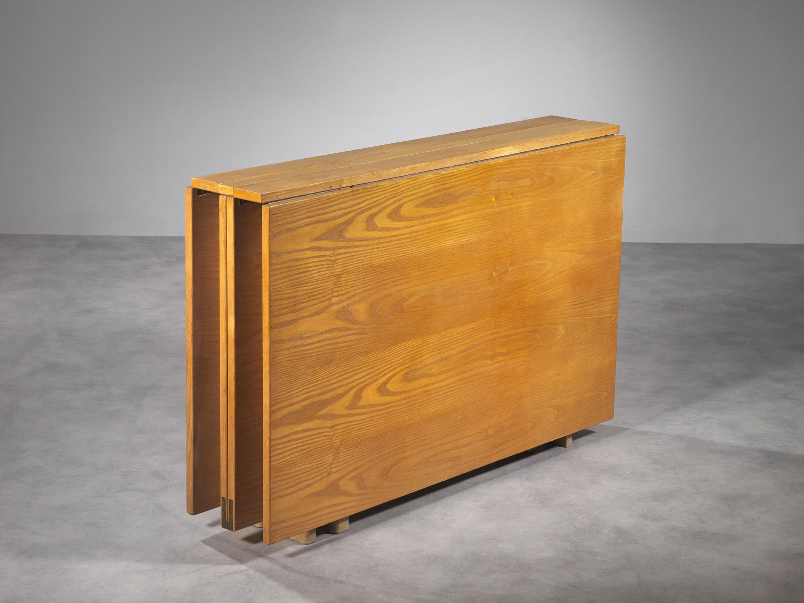 Bruno Mathsson (Variamo, 1907 - 1988) TAVOLO: Bruno Mathsson (Variamo, 1907 - 1988) TAVOLO ALLUNGABILE MODELLO MARIA Mi 901 in faggio e ottone Marchio a fuoco nello spessore del piano Produzione Karl Mathsson, Svezia, 1974 circa cm 23x110x72, ape