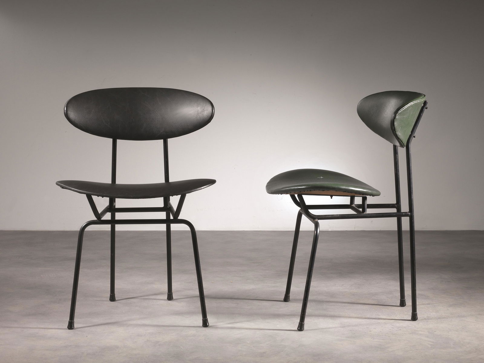 Rino Vernuccio (Gela, 1925) DUE SEDIE MODELLO S/14: Rino Vernuccio (Gela, 1925) DUE SEDIE MODELLO S/14 struttura in metallo smaltato nero, imbottite e rivestite in pelle nera e verde Produzione Poltronova, Agliana, 1958 cm 52x46x75 TWO «S/