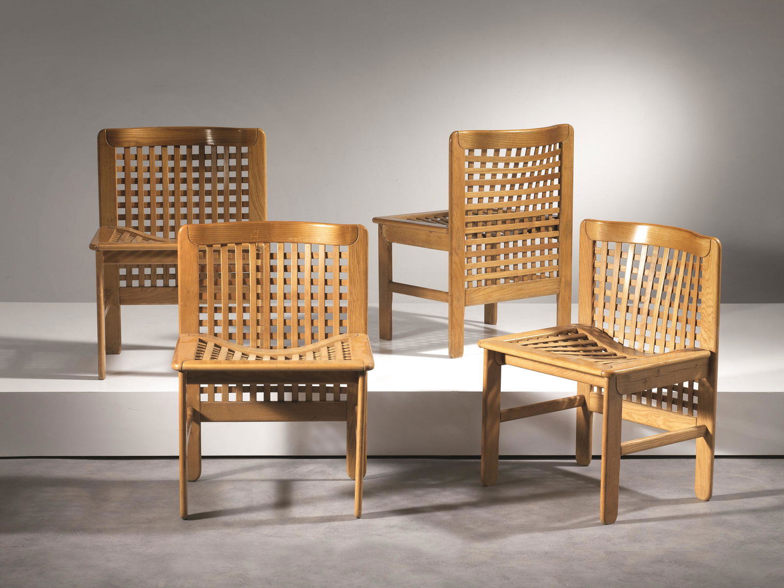 Titina Ammannati & Giampiero Vitelli QUATTRO SEDIE: Titina Ammannati & Giampiero Vitelli QUATTRO SEDIE MODELLO TRANSENNA in frassino Produzione Pozzi e Verga, Italia, 1970 alt. cm 75 FOUR «TRANSENNA» WOODEN CHAIRS Bibliogr