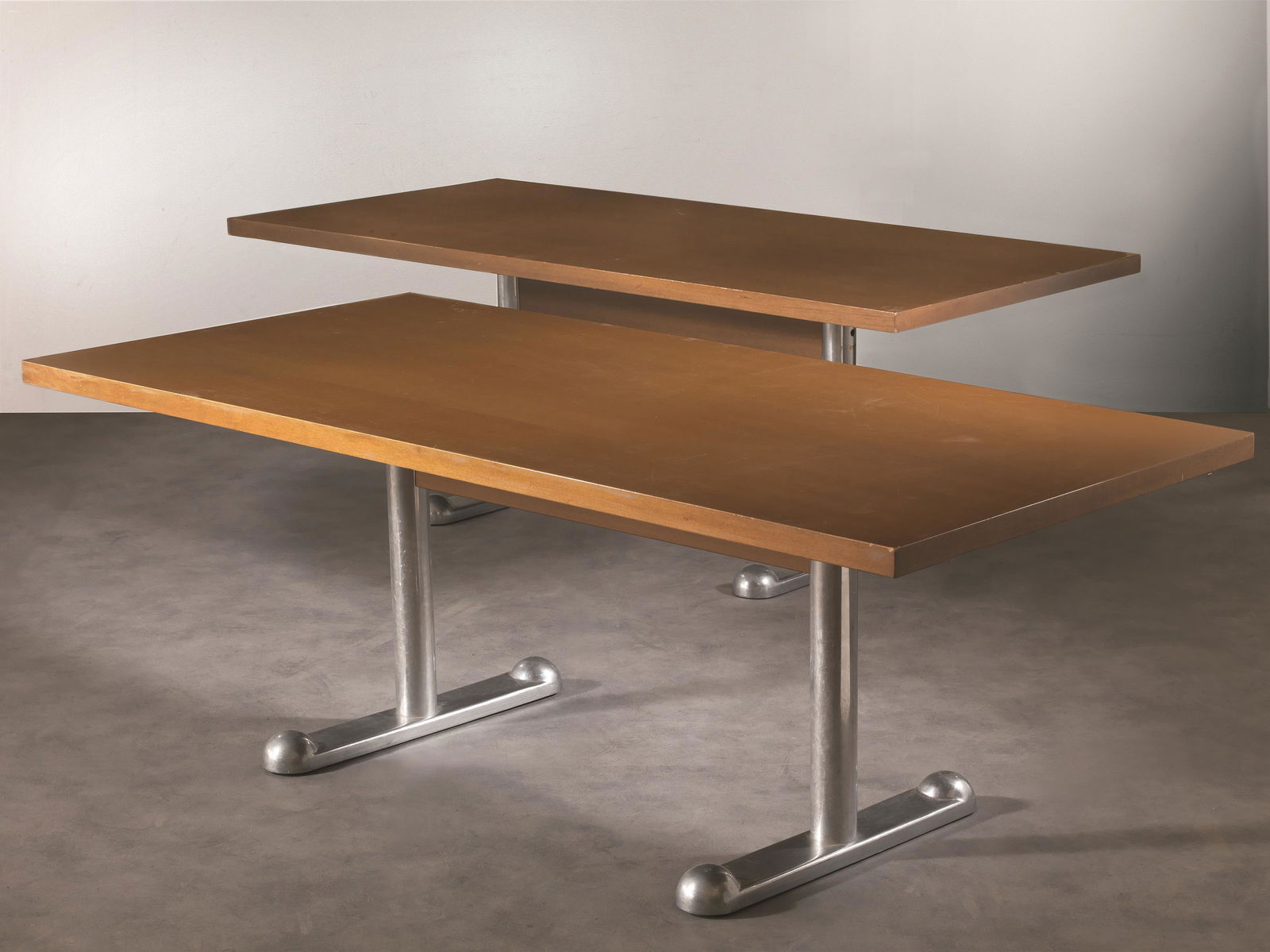 Perry King & (Alliance, 1948) Santiago Miranda: Perry King & (Alliance, 1948) Santiago Miranda (Siviglia, XX) COPPIA DI TAVOLI GIUNTABILI gambe in metallo e piano in legno Produzione Planula, Agliana, Italia, 1970 circa cm 200x100x73,5 A