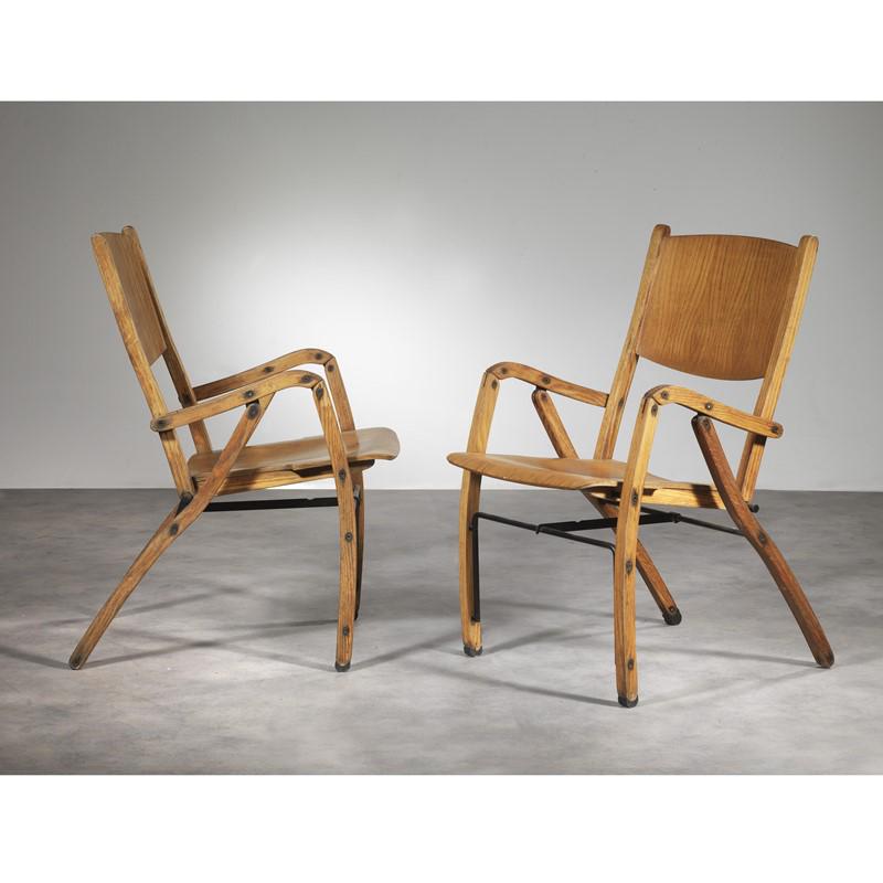 Antonio Rossin (XX) A PAIR OF FOLDING CHAIRS, WOOD AND METAL DUE SEDIE PIEGHEVOLI in: Antonio Rossin (XX) A PAIR OF FOLDING CHAIRS, WOOD AND METAL DUE SEDIE PIEGHEVOLI in legno e metallo Marchio del produttore sulla seduta Produzione Bernini, Italia, 1979 cm 86x52x67 Bibliografia di co