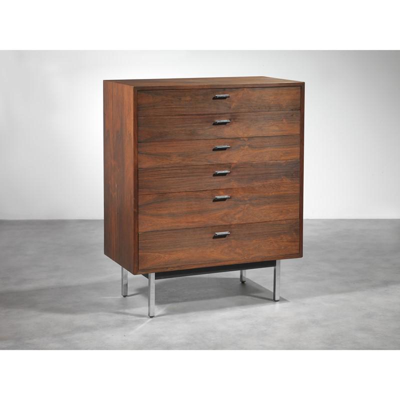 Jack Cartwright (XX) DRAWERS, IN WOOD, CHROMED METAL LEGS CASSETTIERA in legno con: Jack Cartwright (XX) DRAWERS, IN WOOD, CHROMED METAL LEGS CASSETTIERA in legno con gambe in metallo cromato depliant del produttore Produzione Founders Furniture, USA, 1960 circa cm 114,5x91x46