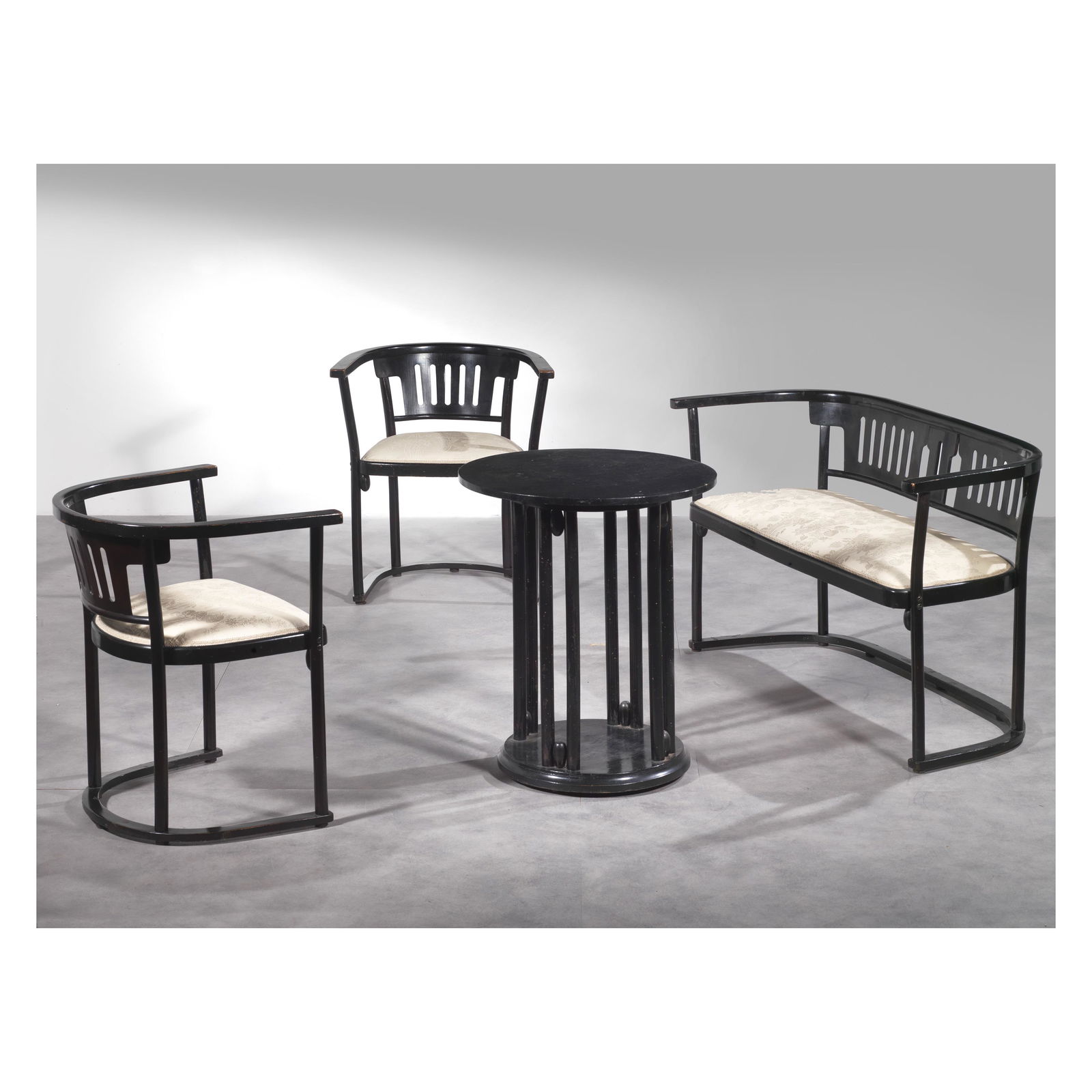 Marcel Kammerer (Vienna, 1878 - Montreal, 1959) «763» WOODEN LIVING : Marcel Kammerer (Vienna, 1878 - Montreal, 1959) «763» WOODEN LIVING SALOTTINO MODELLO 763 in legno composto da divano, due poltroncine ed un tavolino Produzione Thonet, Austr