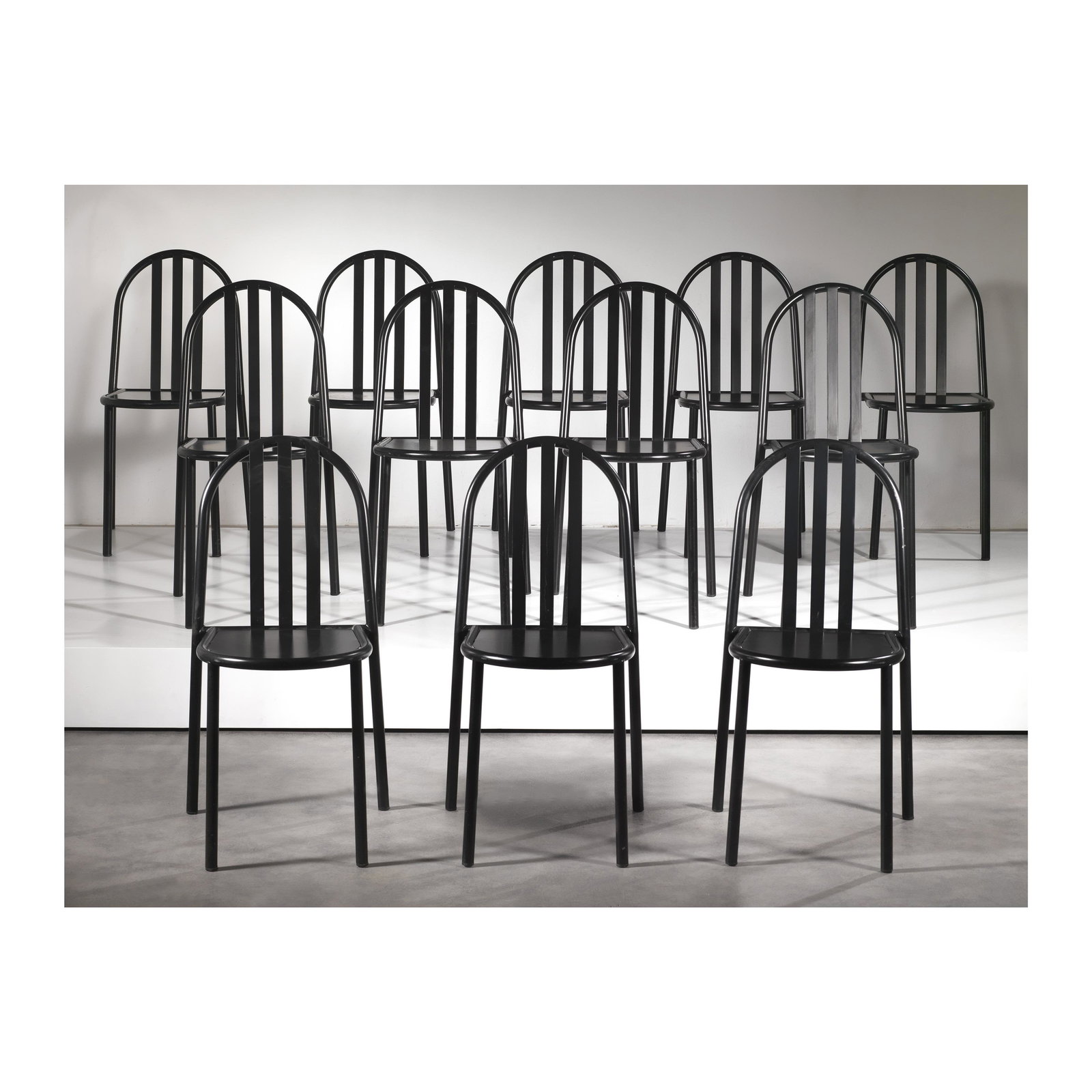 Robert Mallet Stevens (Parigi, 1886 - 1945) EIGHT STACKABLE CHAIRS, BLACK METAL STRUCTURE: Robert Mallet Stevens (Parigi, 1886 - 1945) EIGHT STACKABLE CHAIRS, BLACK METAL STRUCTURE DODICI SEDIE IMPILABILI in metallo verniciato nero Marchio punzonato “RMS” sotto la