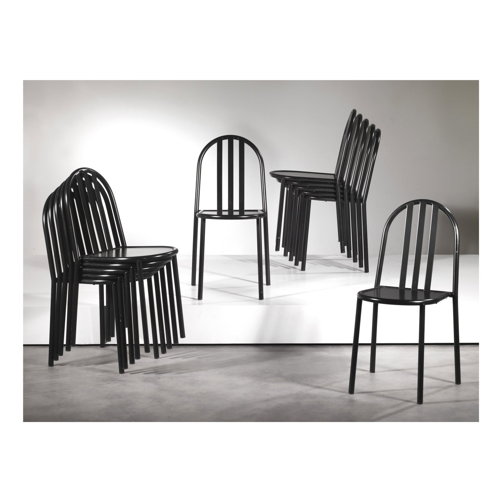 Robert Mallet Stevens (Parigi, 1886 - 1945) EIGHT STACKABLE CHAIRS, BLACK METAL STRUCTURE: Robert Mallet Stevens (Parigi, 1886 - 1945) EIGHT STACKABLE CHAIRS, BLACK METAL STRUCTURE DODICI SEDIE IMPILABILI in metallo verniciato nero Marchio punzonato “RMS” sot