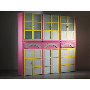 Lapo Binazzi (Firenze 1943) DOUBLE FACE BOOKCASE: VETRINA DA CENTRO in legno smaltato nei toni del rosa, giallo, grigio e azzurroProduzione Firenze, Italia, 1978cm H266xL296xP40Autentica dell’artista