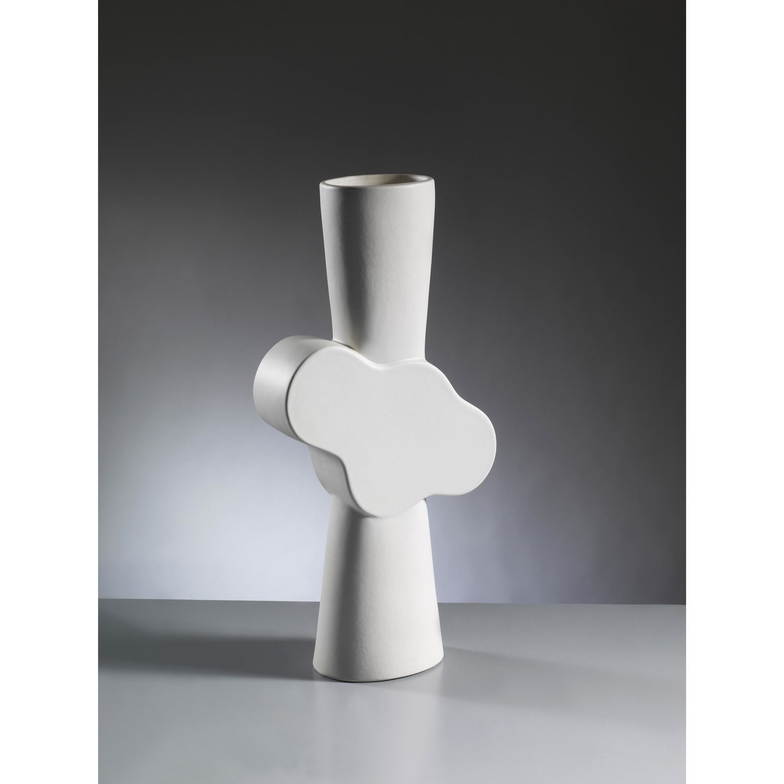 Ambrogio Pozzi (Varese, 1931 - 2012) WHITE CERAMIC VASE: WHITE CERAMIC VASE VASO in ceramica nei toni del bianco Firma dell’autore sul fondo Produzione Rometti, Italia, primi anni 2000 cm H45,5xL22xP6,5