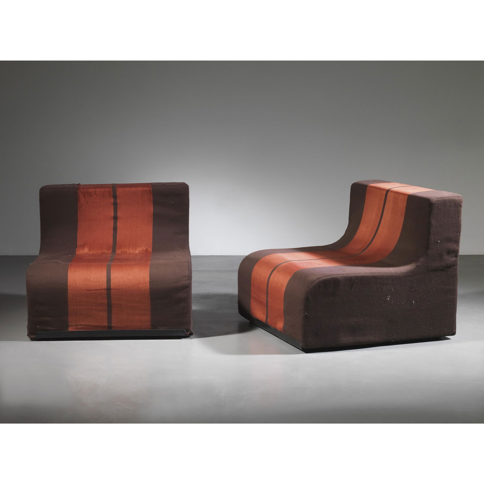 Superstudio A PAIR OF SOFO ARMCHAIRS: PLASTIC BASE, FOAM STRUCTURE, TWOTONE FABRIC UPHOLSTERY COPPIA DI POLTRONE MODELLO SOFO base in materiale plastico, struttura in gommapiuma, rivestimento in tessuto bicolore Etichetta del produttore s