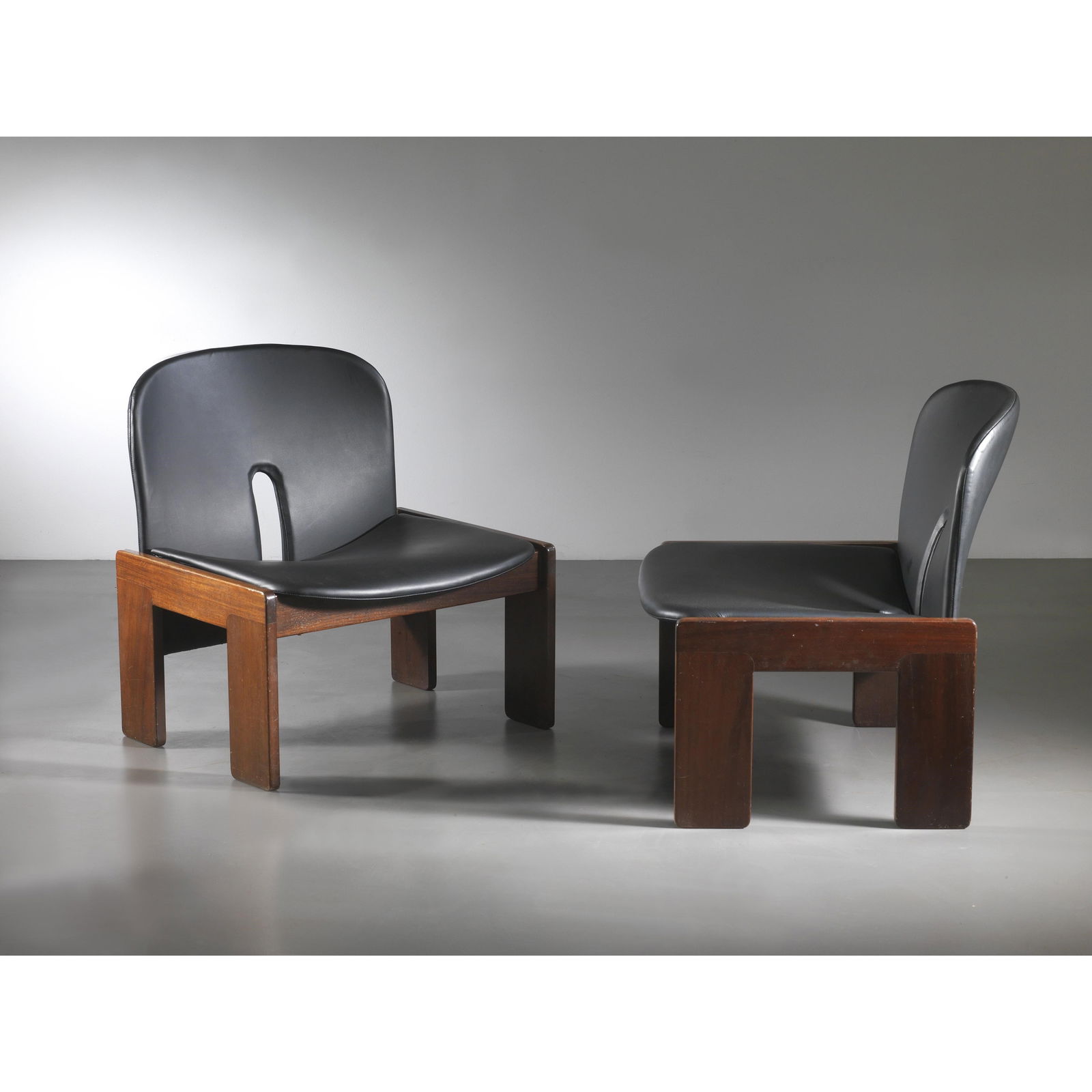 Tobia Scarpa A COUPLE OF 925 ARMCHAIRS (1 of 2)