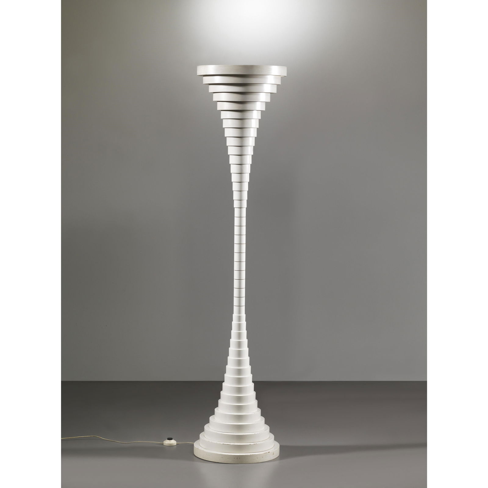 Paolo Portoghesi e Silvio Bilangione HELGA FLOOR LAMP: Paolo Portoghesi e (Roma, 1931 - Calcata, 2023) Silvio Bilangione (Sec. XX) LAMPADA DA TERRA MODELLO HELGA struttura in legno laccato nei toni del bianco Produzione Fumagalli,