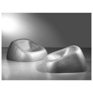 Ross Lovegrove A COUPLE OF AIR ONE ARMCHAIRS: Ross Lovegrove (Cardiff, 1958) A COUPLE OF «AIR ONE» ARMCHAIRS, GRAY PLASTIC STRUCTURE COPPIA DI POLTRONE AIR ONE in propilene nei toni del grigio Marchio del produttore alla base Produzione Edra, I