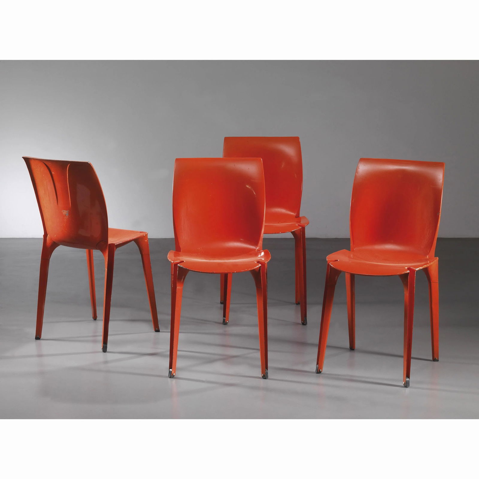 Marco Zanuso e Richard Sapper FOUR LAMBDA CHAIRS: Marco Zanuso e (Milano, 1916 - 2001) Richard Sapper (Monaco di Baviera, 1932 - Milano, 2015) FOUR «LAMBDA» CHAIRS, RED LACQUERED METAL STRUCTURE QUATTRO SEDIE MODELLO LAMBDA in metallo laccato nei t