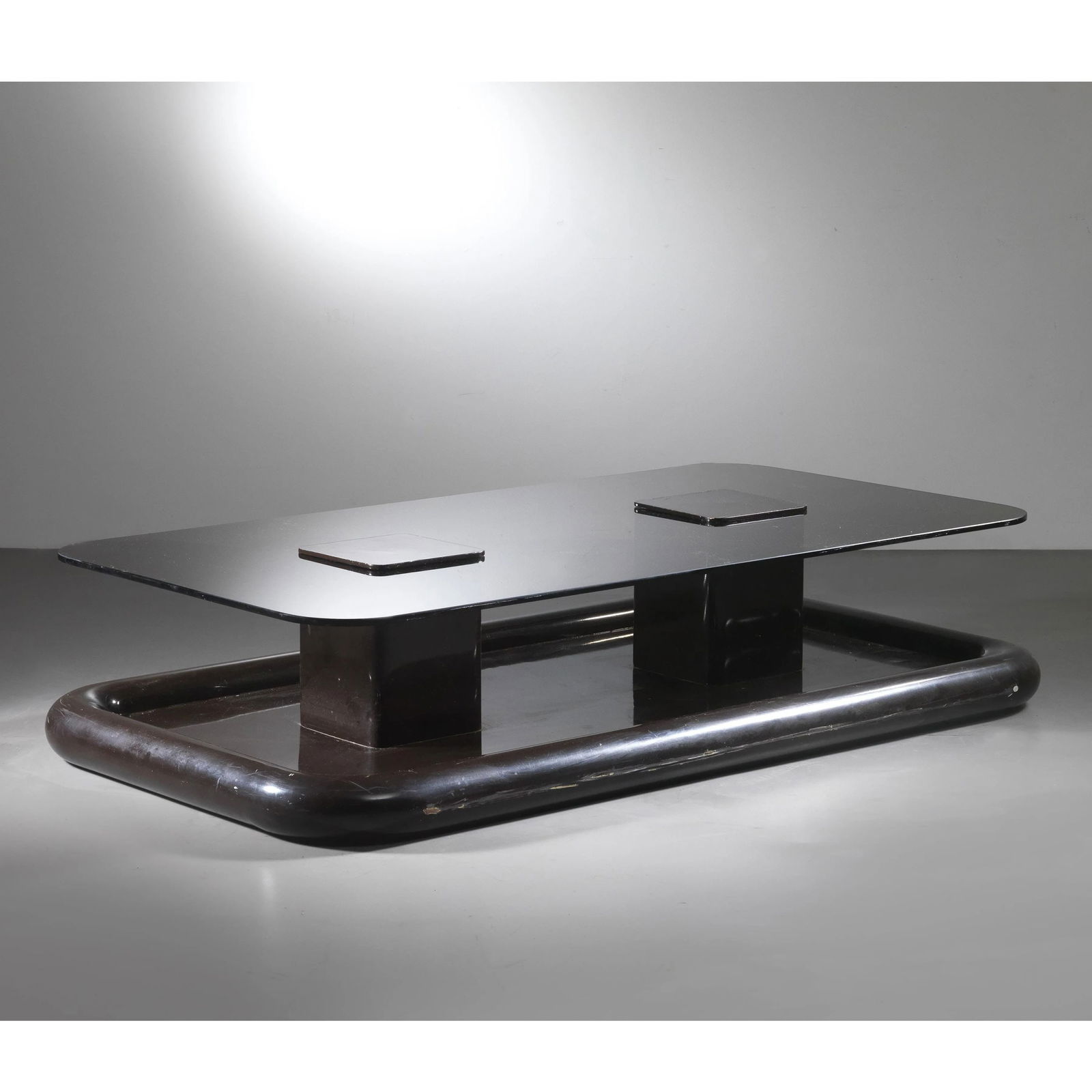 Marzio Cecchi BROWN METAL AND GLASS LOW TABLE: Marzio Cecchi (Firenze, 1940 - New York, 1990) BROWN METAL AND GLASS LOW TABLE TAVOLO BASSO in metallo e vetro nei toni del marrone Produzione Italia, 1965 circa cm H40xL180xP99