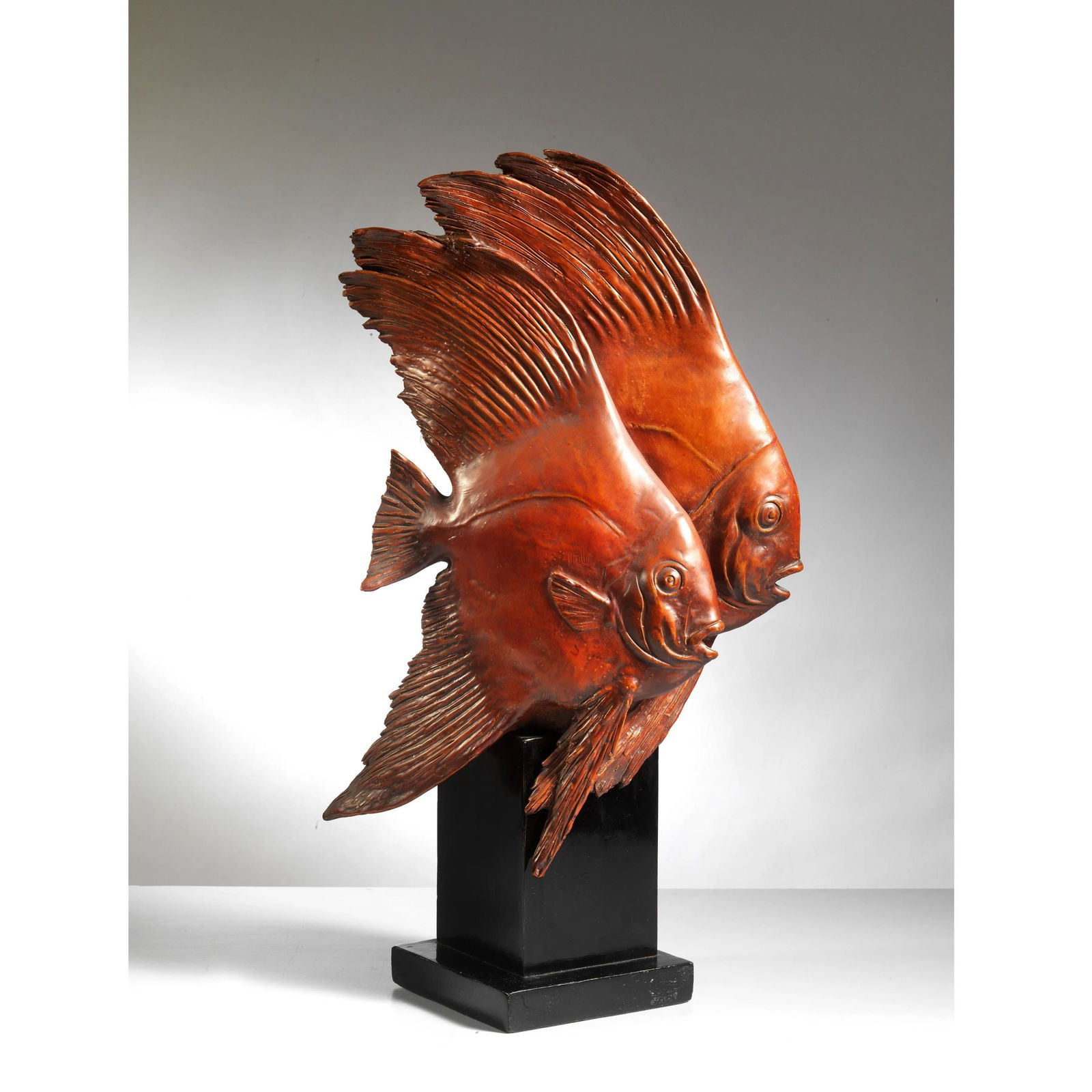 Guido Cacciapuoti RED GLAZED GRES SCULPTURE: Guido Cacciapuoti (Napoli, 1892 - 1953) RED GLAZED GRES SCULPTURE SCULTURA gres smaltato nei toni del rosso, base in legno Firma incisa sul retro Produzione Italia, 1930 circa cm H49xL30xP25 <br