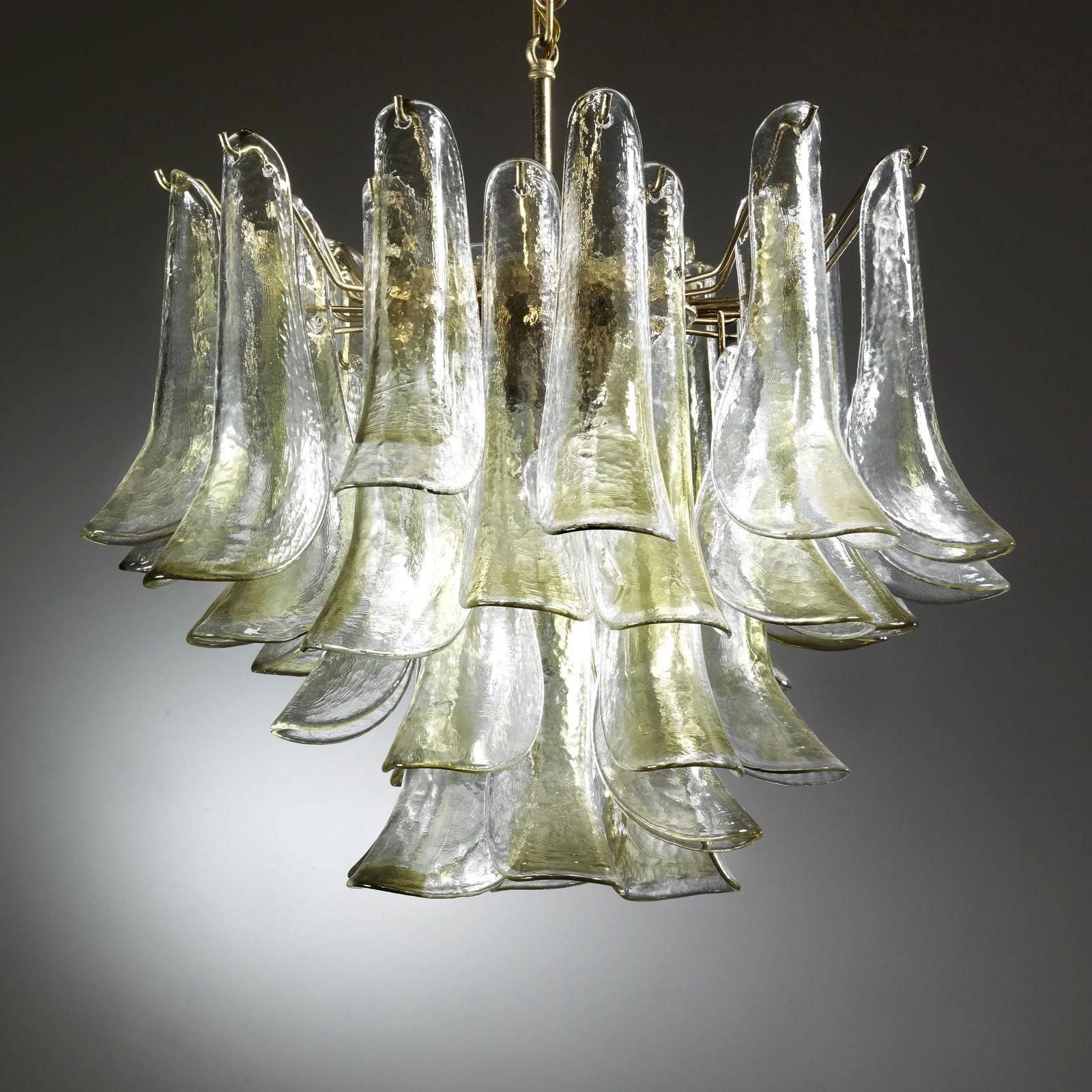 La Murrina CHANDELIER: La Murrina CHANDELIER, METAL STRUCTURE, GLASS LAMPSHADES LAMPADARIO struttura in metallo, elementi in vetro nei toni del giallo/verde Marchio del produttore sui singoli elementi Produzio