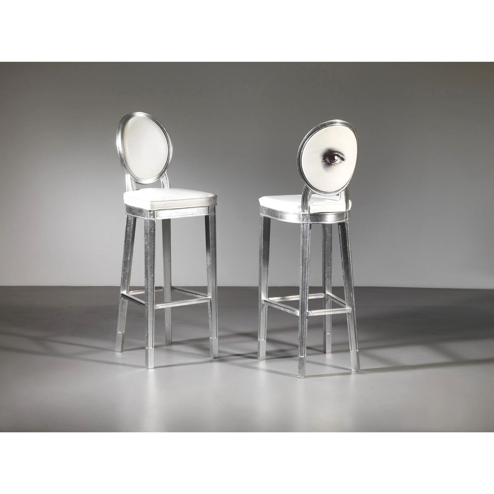 Philippe Starck A COUPLE OF STOOLS, WOODEN STRUCTURE, WHITE FABRIC UPHOLSTERED: Philippe Starck (Parigi, 1949) A COUPLE OF STOOLS, WOODEN STRUCTURE, WHITE FABRIC UPHOLSTERED COPPIA DI SGABELLI struttura in legno a foglia argento, imbottiti e rivestiti in tessuto nei
